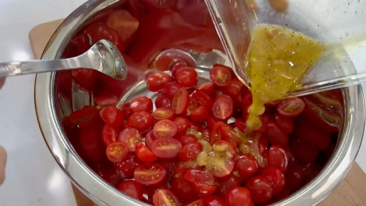 將1步驟醬料完整倒入切半的小番茄中，拌勻。
