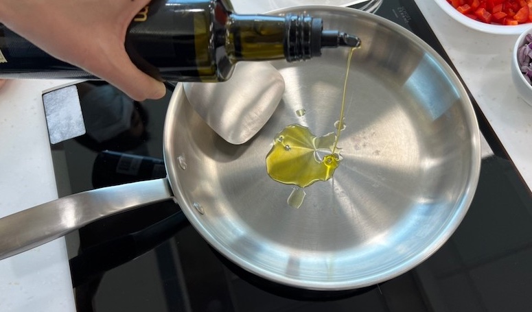 橄欖油放入鍋中加熱